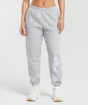 Pantalones Gymshark Cherub Estampadas Joggers Gris Claro | CJBST3405